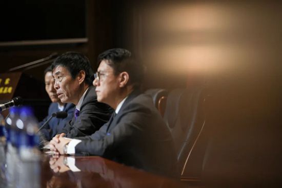 我目前挺支持一个青年导演阚家伟，他目前在筹备拍《大师兄》（也是甄子丹主演），也拍过《我的极品女神》、《黑白迷宫》，我觉得他是一个很好的年轻导演